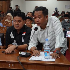 9ad893ff-3060-4239-a9d8-aad6be695370